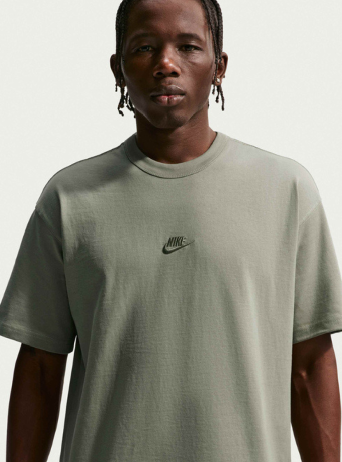 M NSW TEE LSE PREM ESS SUST