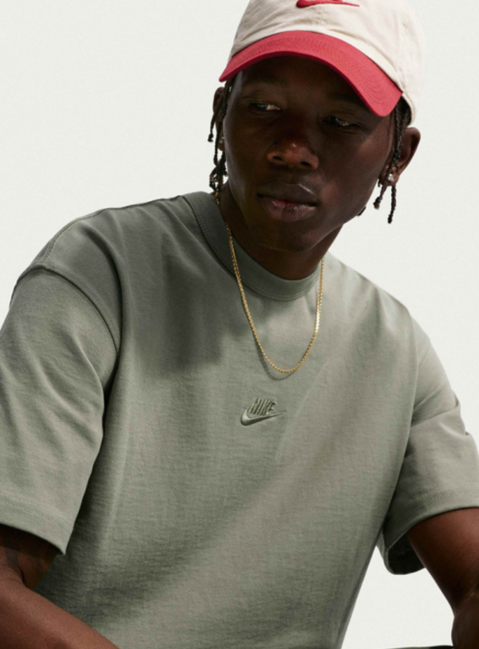 M NSW TEE LSE PREM ESS SUST