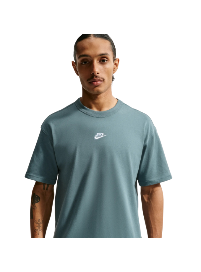 M NSW TEE LSE PREM ESS SUST