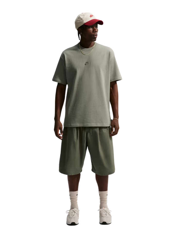 M NSW TEE LSE PREM ESS SUST