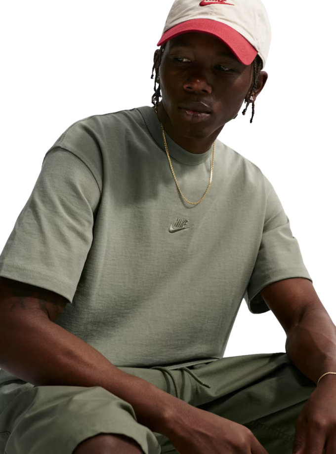 M NSW TEE LSE PREM ESS SUST