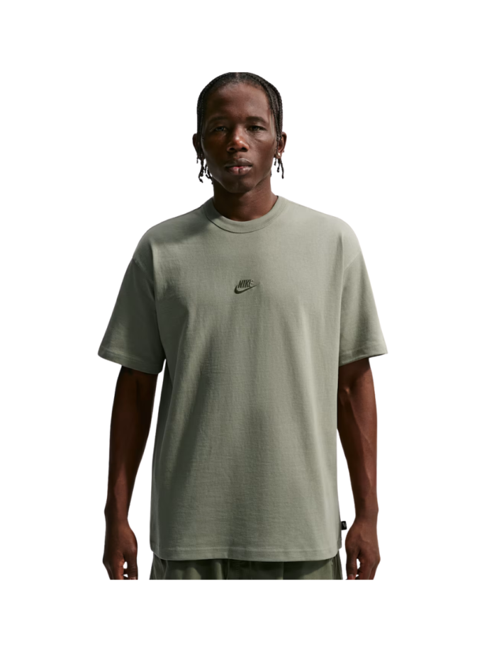 M NSW TEE LSE PREM ESS SUST